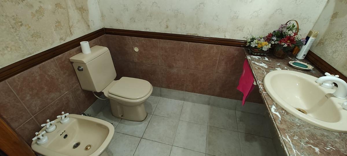 Foto de Chalet en venta de 6 ambientes con jardín, piscina y cochera, imagen 2