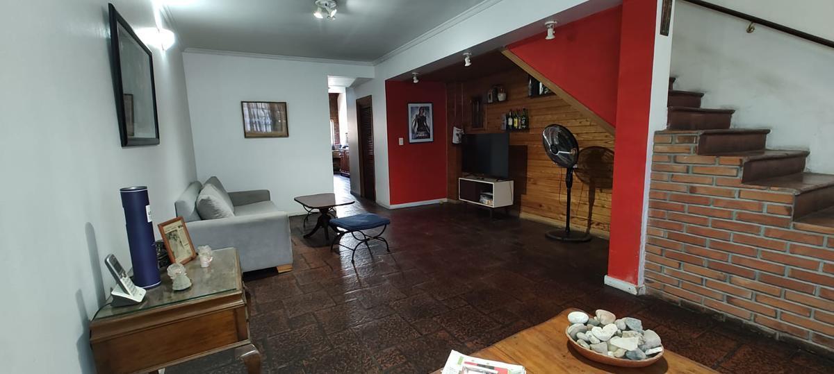 Foto de Chalet en venta de 6 ambientes con jardín, piscina y cochera, imagen 4