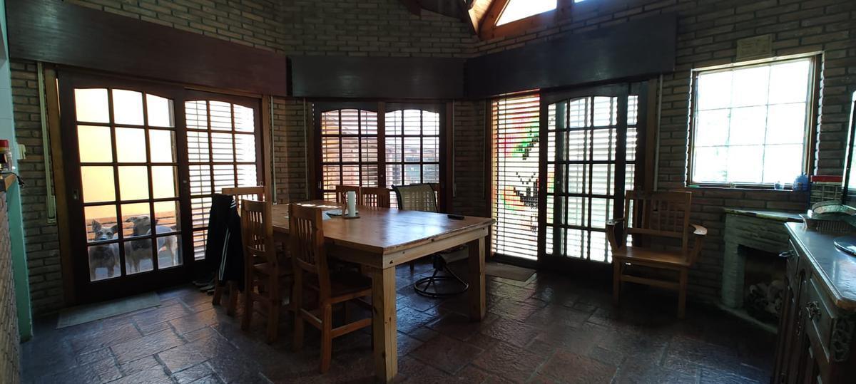 Chalet en venta de 6 ambientes con jardín, piscina y cochera