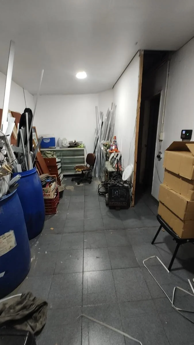 Galpón en Venta de 8,66 X 24 con Dos Oficinas, Baño y Terraza - Avellaneda 1
