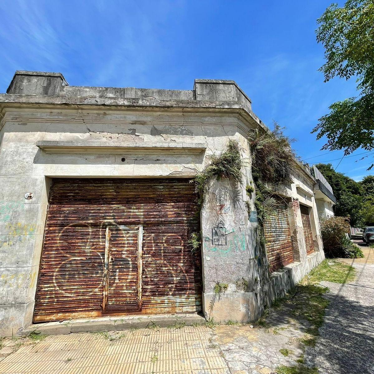 Local en venta a reciclar con baño - Sarandí