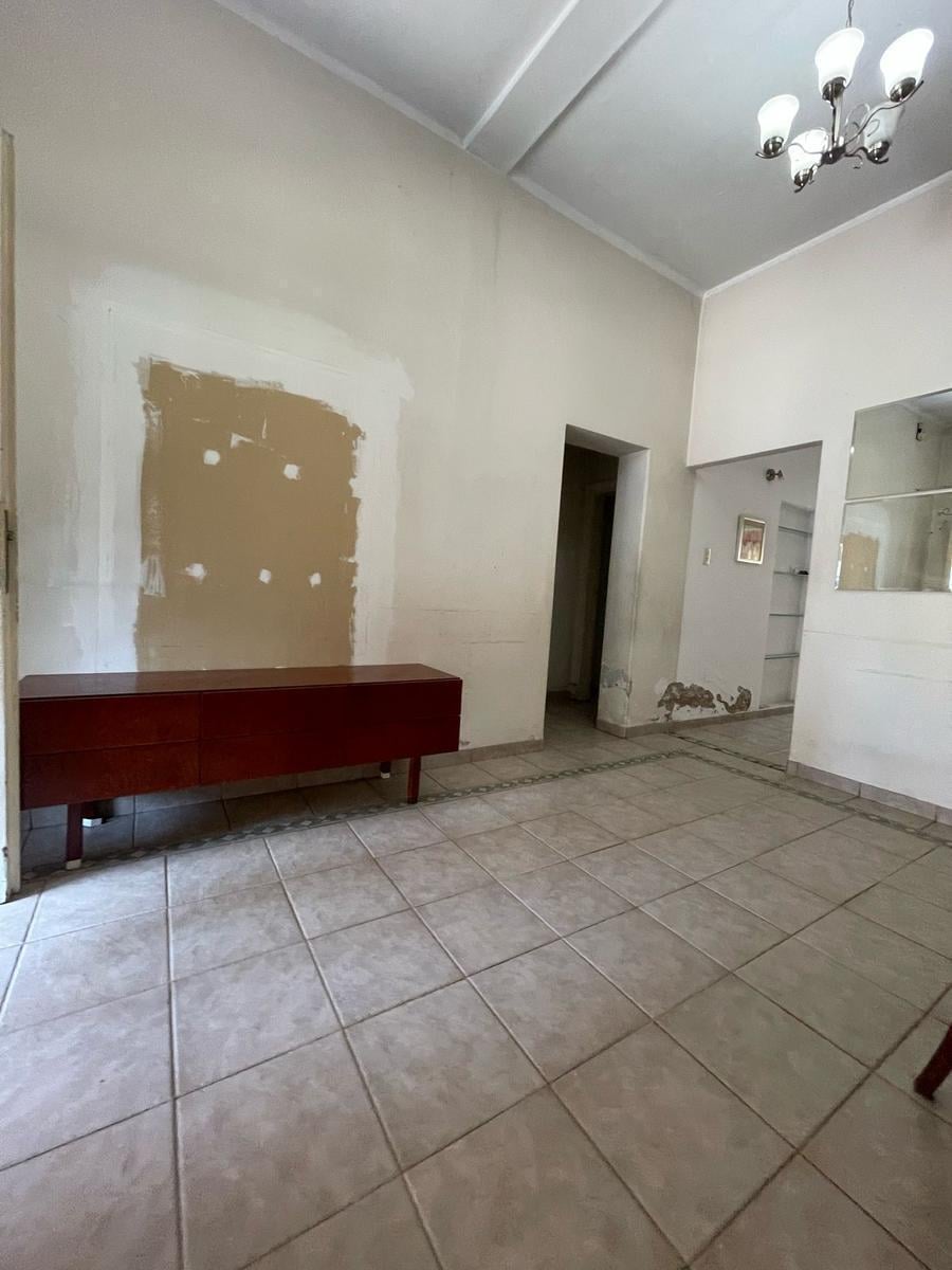 Foto de Casa en venta con dos viviendas, jardín, cochera, pileta y parrilla, imagen 3