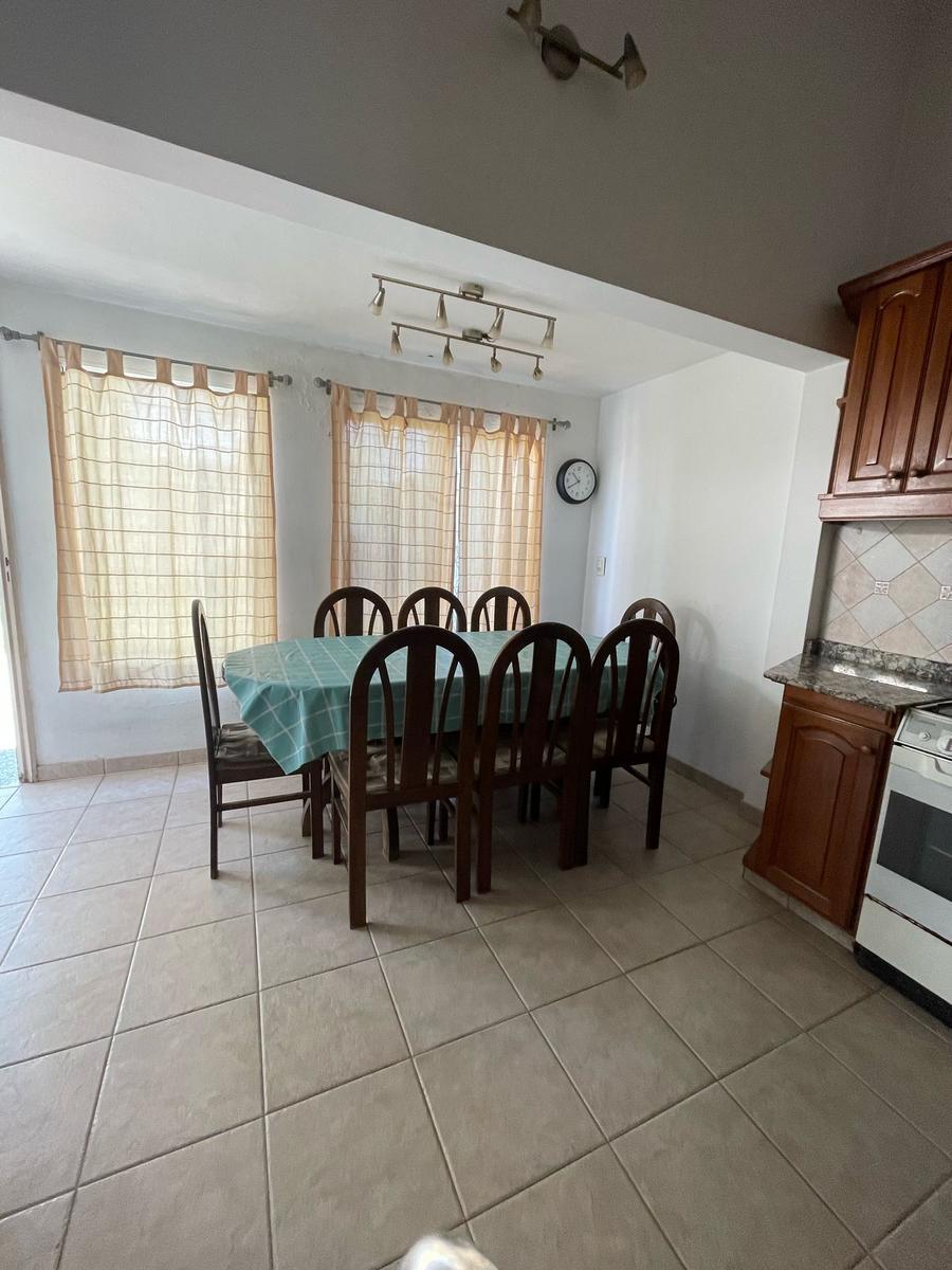 Foto de Casa en venta con dos viviendas, jardín, cochera, pileta y parrilla, imagen 2