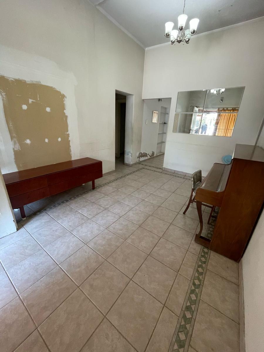 Casa en venta con dos viviendas, jardín, cochera, pileta y parrilla - Sarandí