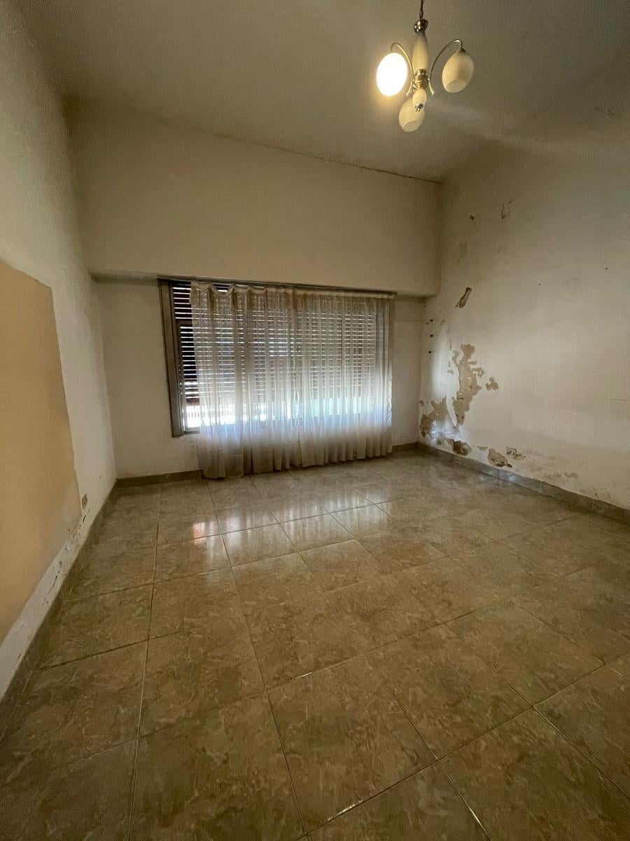 Foto de Casa en venta con dos viviendas, jardín, cochera, pileta y parrilla, imagen 4