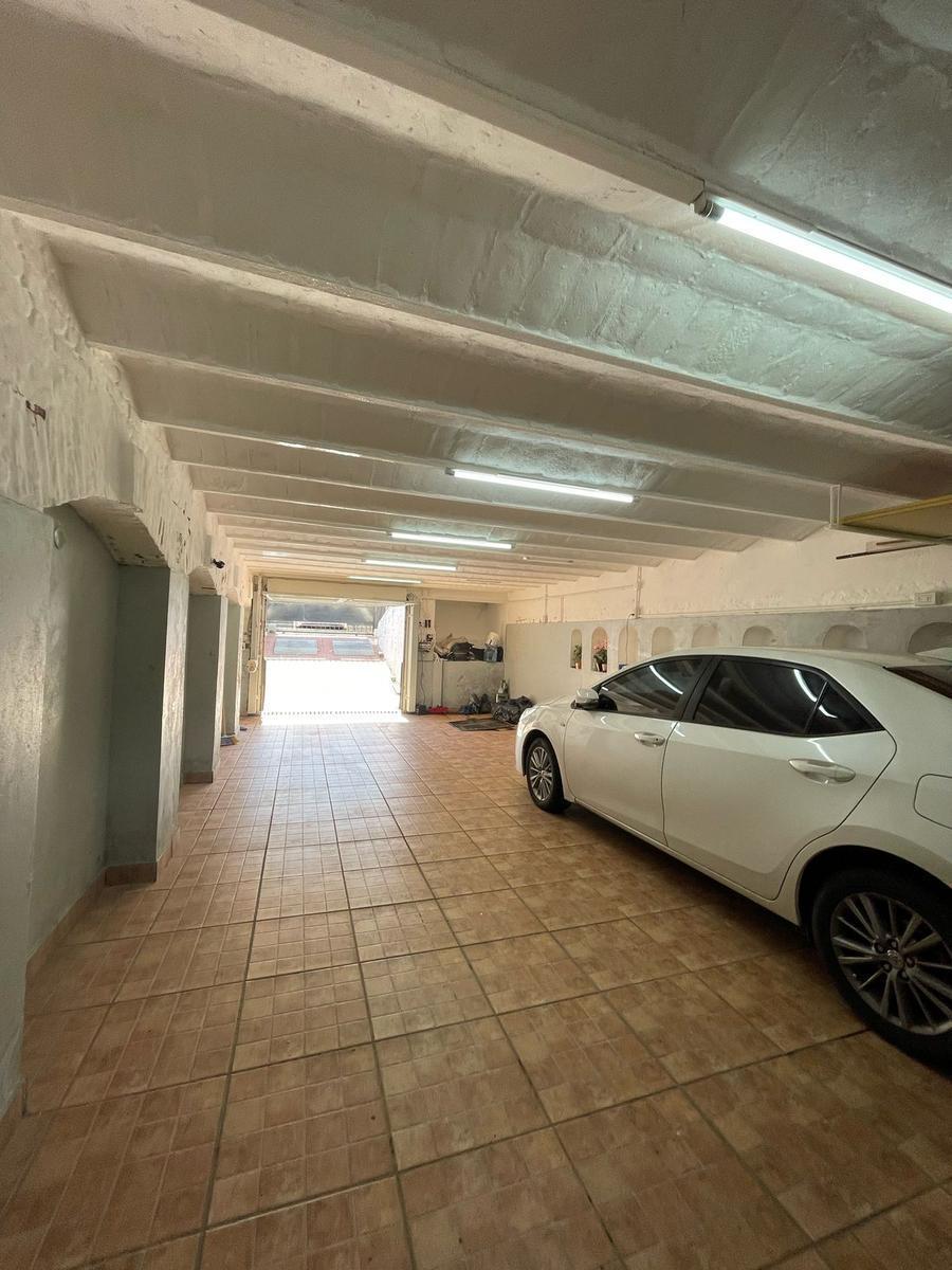 Casa en venta con 3 viviendas, cochera para 4 autos, jardín y quincho con parrilla - Wilde