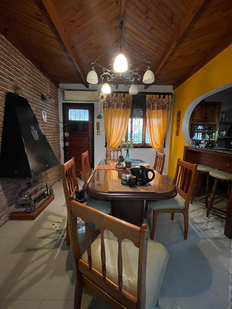 Casa en venta con 3 viviendas de 4amb y 2amb, jardín y cochera - Wilde