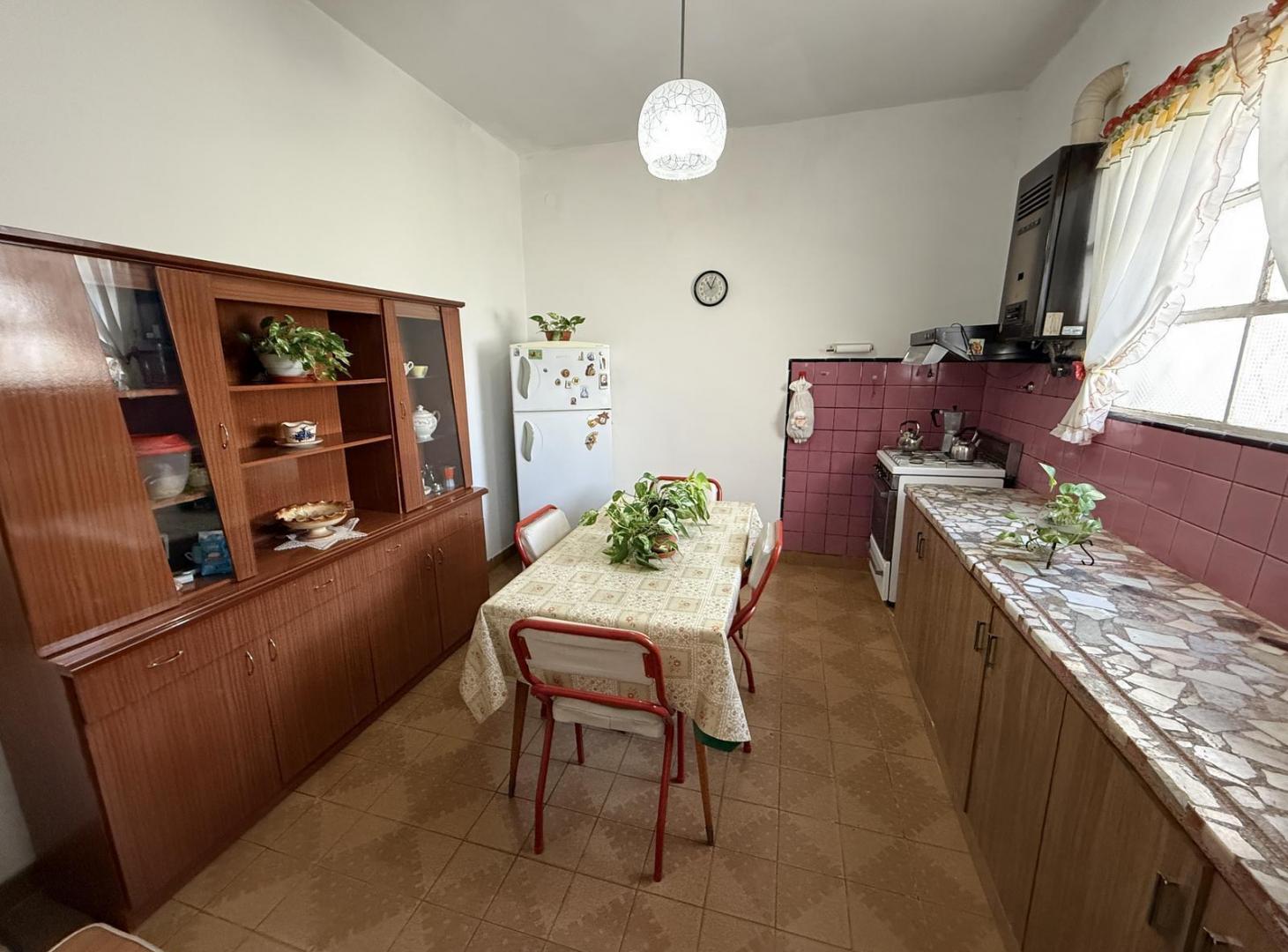 Casa 3 ambientes en Venta con cochera y Local en Wilde Avellaneda