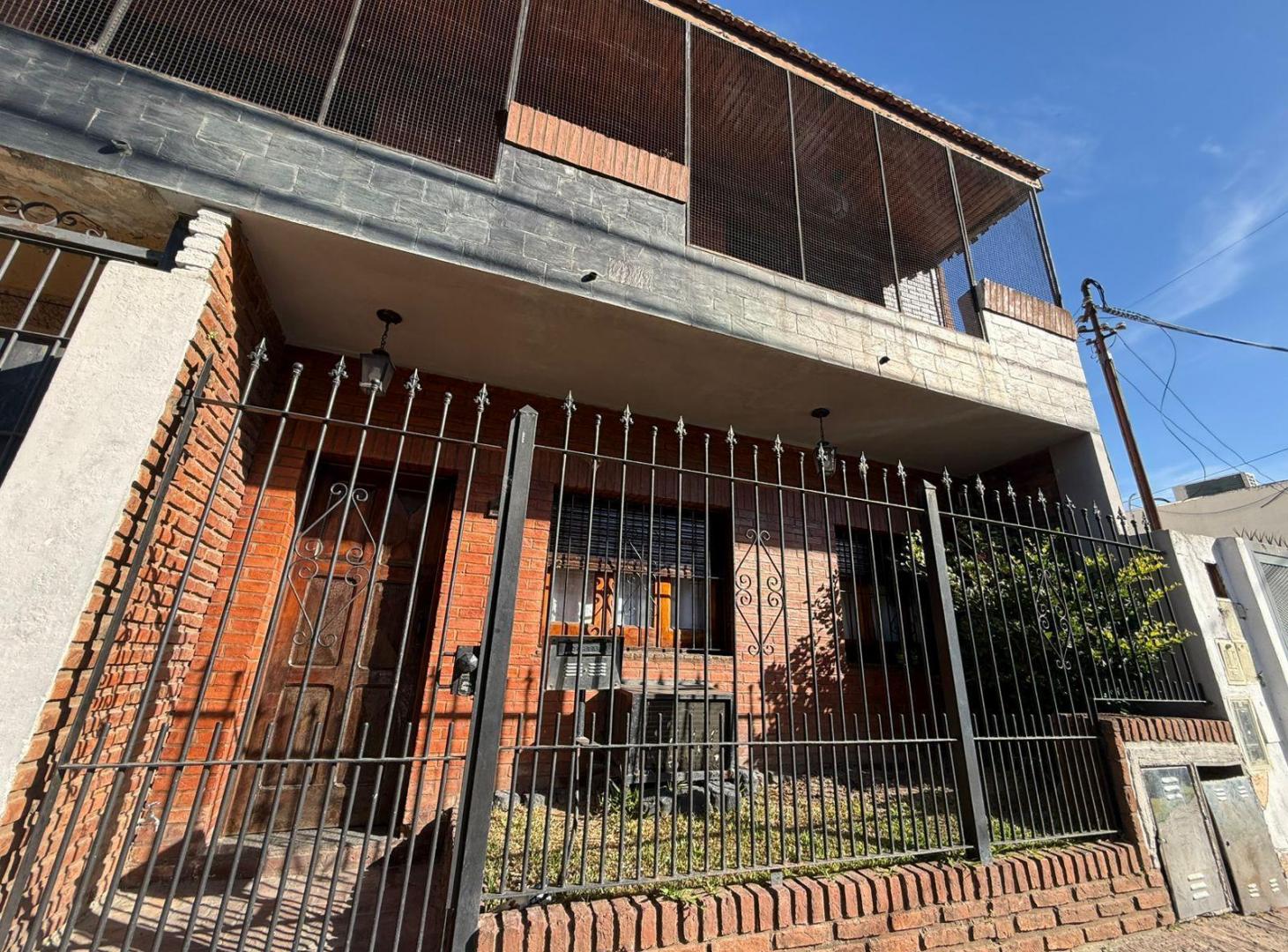 Tipo casa en venta de 3 ambientes con patio y parrilla - Wilde