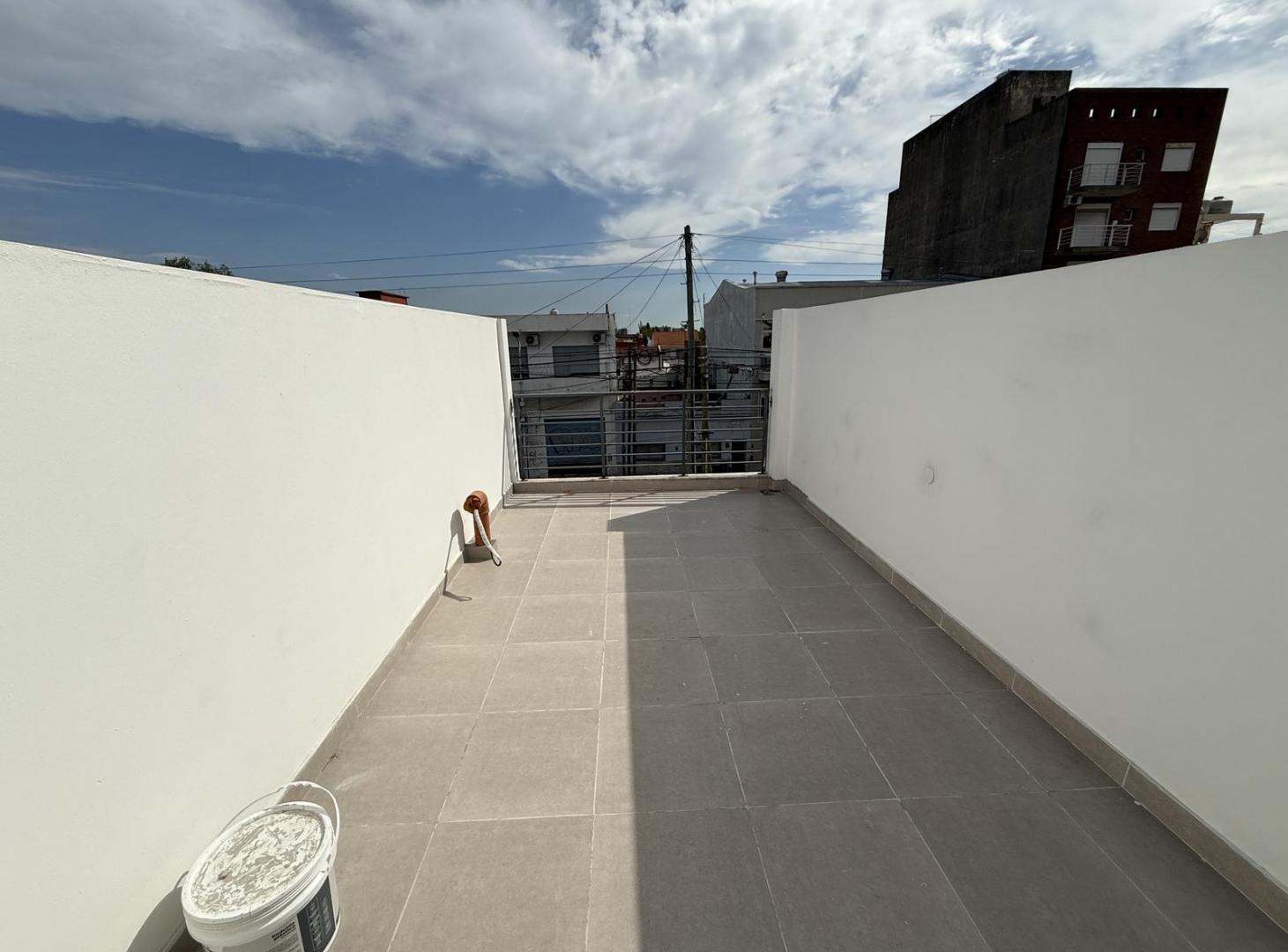 Departamento tres ambientes con terraza en Villa Dominico