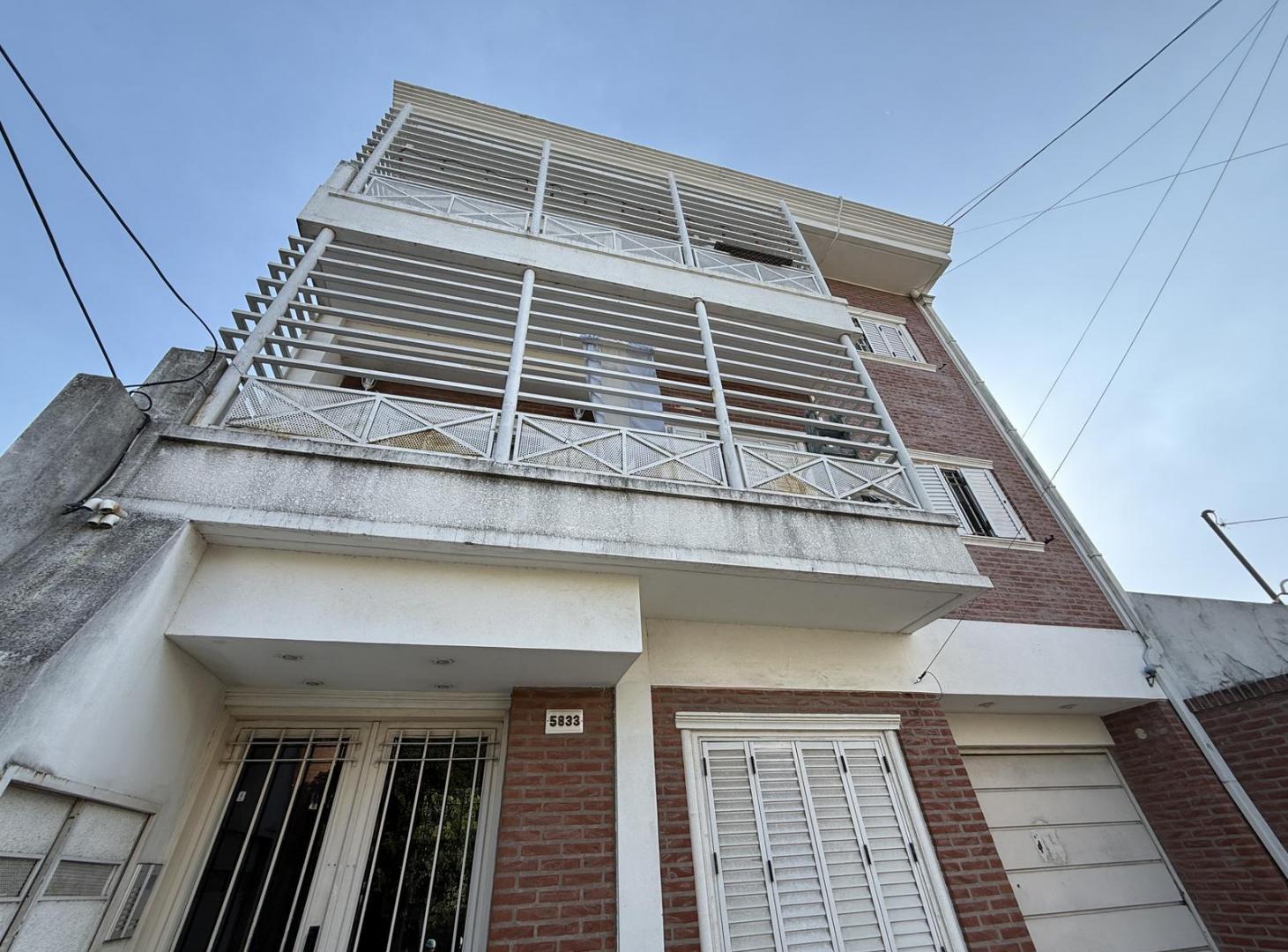 Foto de Departamento en planta baja en venta de 3 ambiente con patio y parrilla, imagen 2