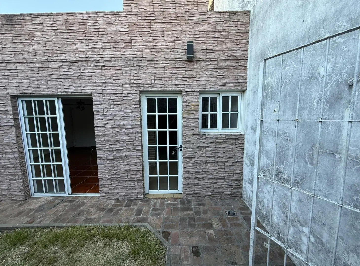 Casa 3 ambientes con Cochera y Patio en Venta - Wilde 4