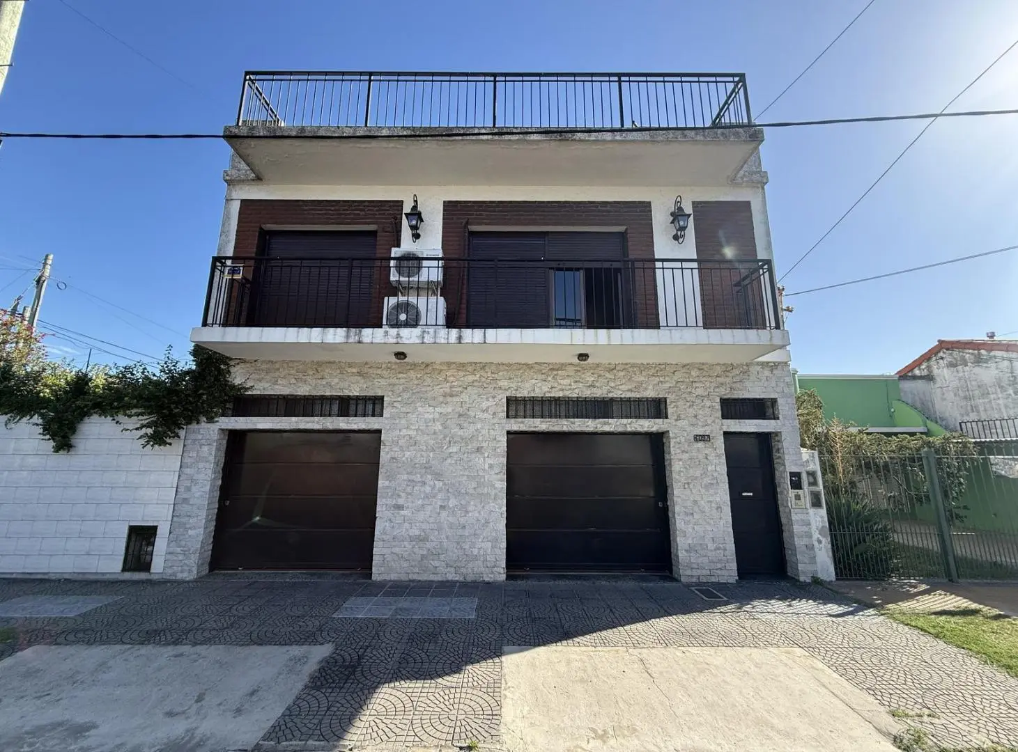 Casa 3 ambientes con Cochera y Patio en Venta - Wilde 5