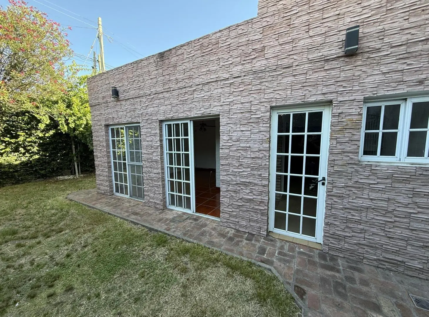 Casa 3 ambientes con Cochera y Patio en Venta - Wilde 2