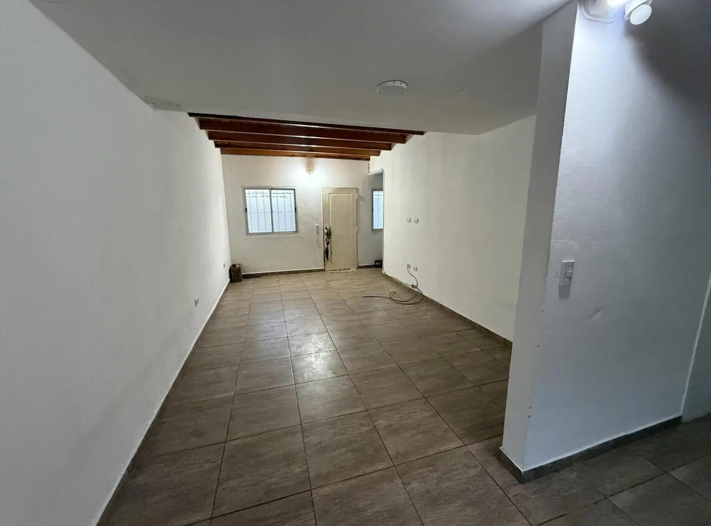 Casa tres ambientes en ALQUILER con patio - Wilde 4