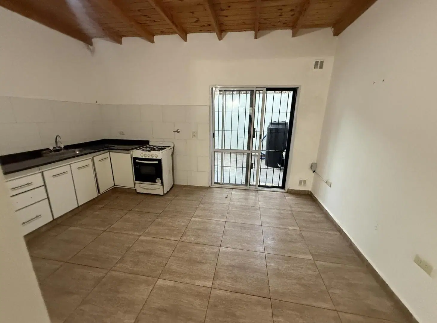 Casa tres ambientes en ALQUILER con patio - Wilde 1