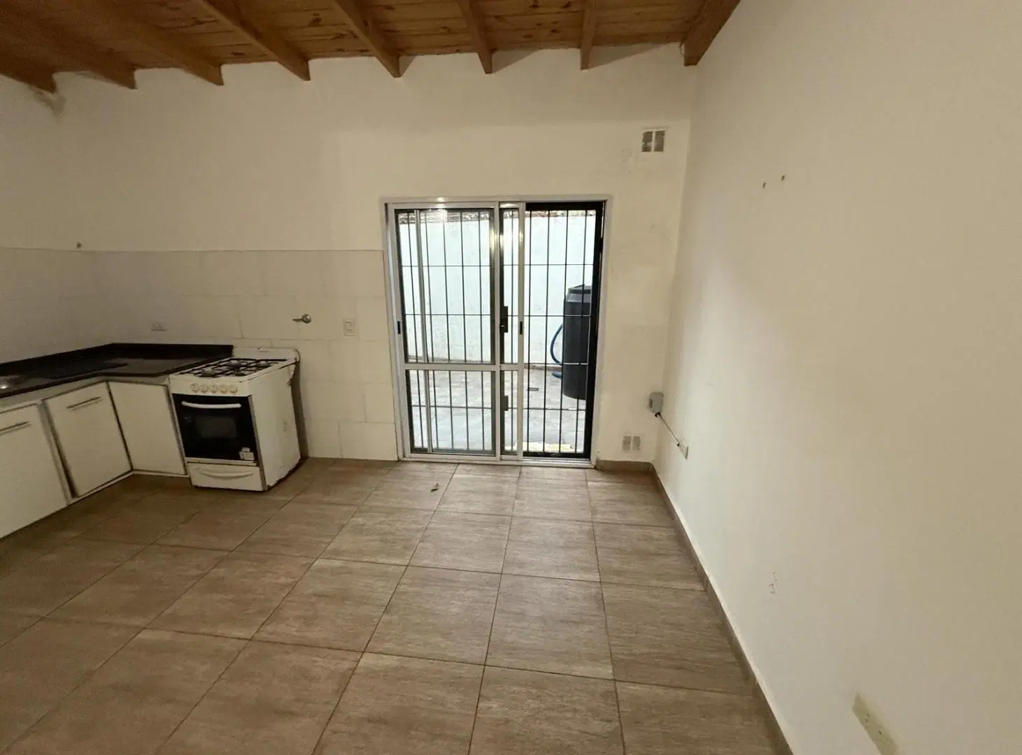 Casa tres ambientes en ALQUILER con patio - Wilde 2