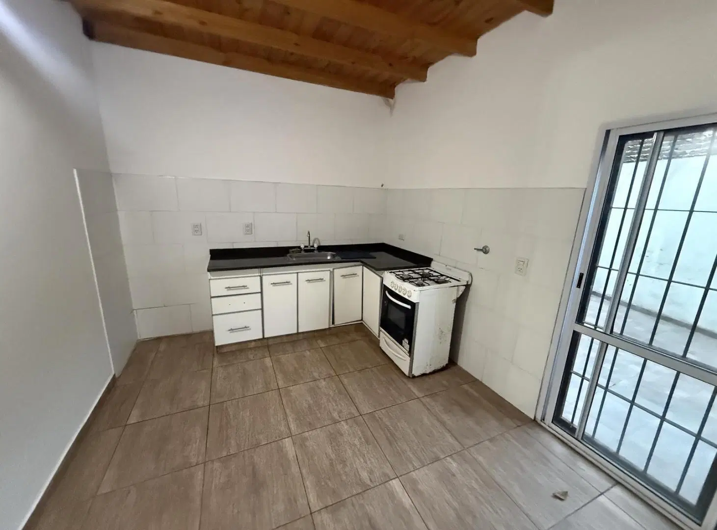 Casa tres ambientes en ALQUILER con patio - Wilde 3