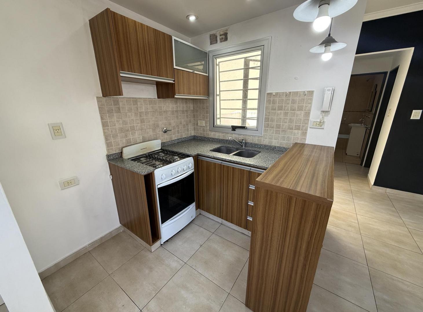 Foto de Departamento dos ambientes en ALQUILER con PATIO y BALCON en Wilde, imagen 1