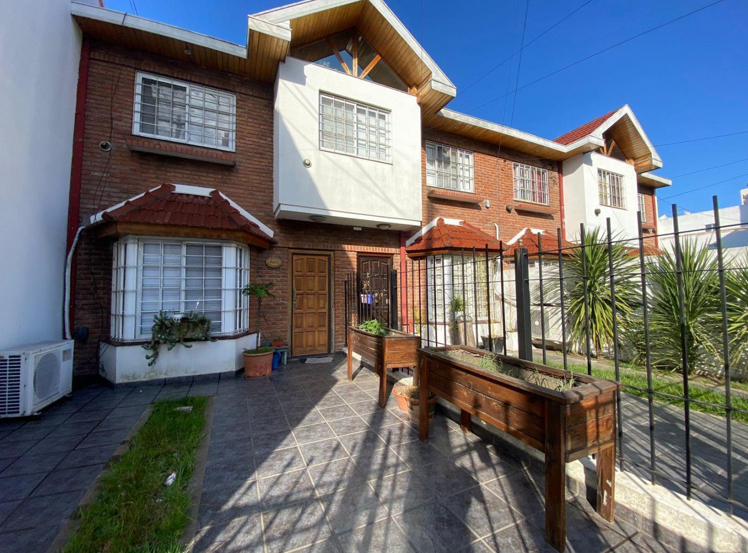 Foto de Duplex en alquiler de 4 ambientes con espacio guardacoche y patio, imagen 1
