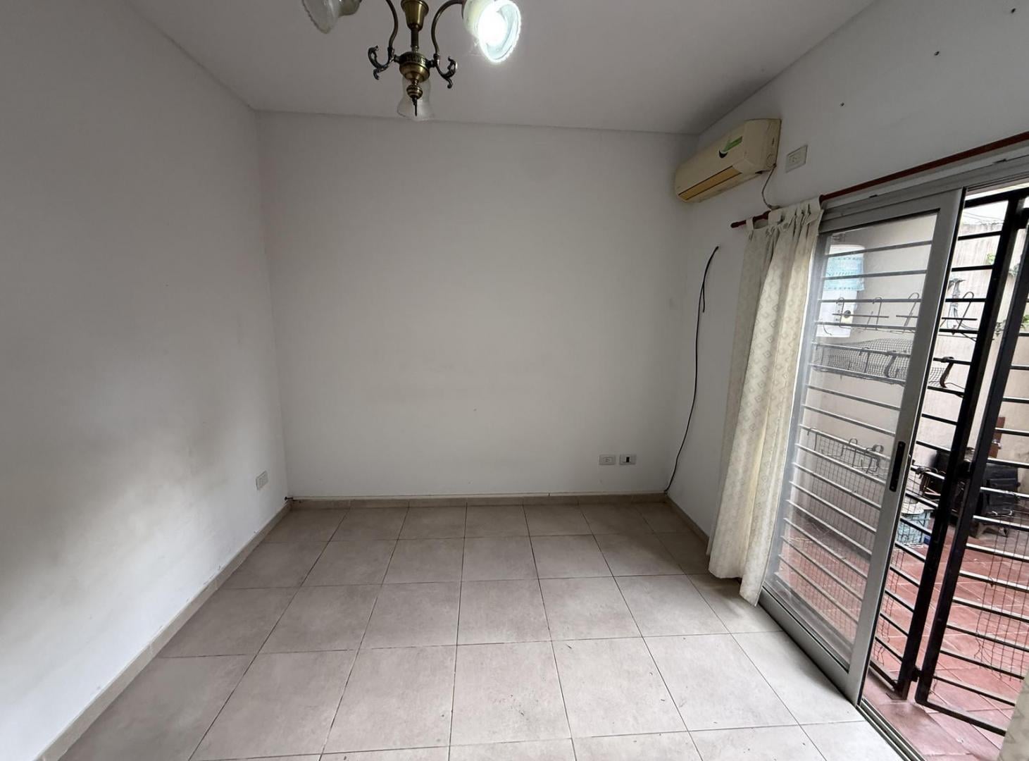 Foto de Departamento dos ambientes con PATIO. PB - PH - departamento en Wilde, imagen 3
