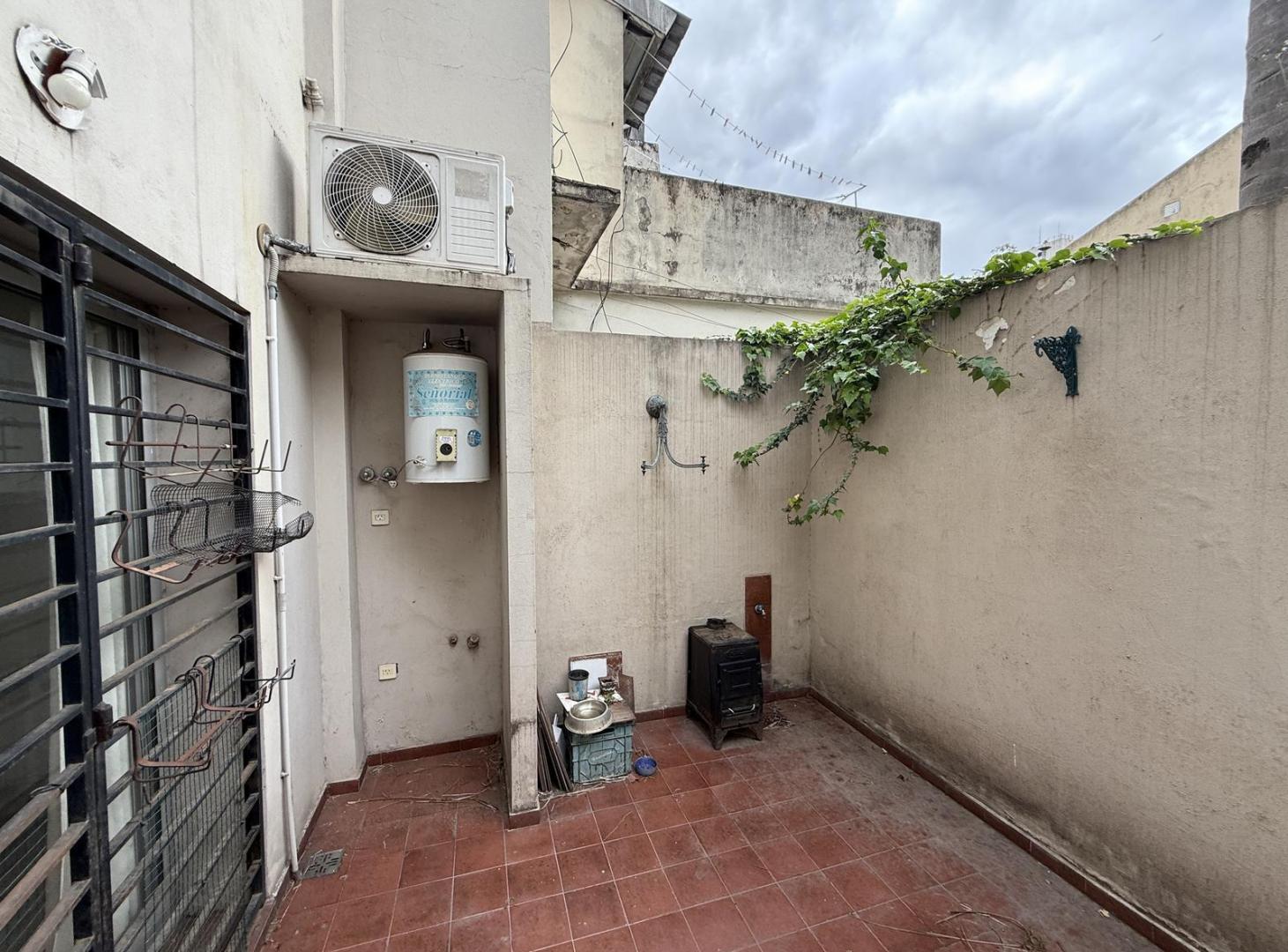 Foto de Departamento dos ambientes con PATIO. PB - PH - departamento en Wilde, imagen 1