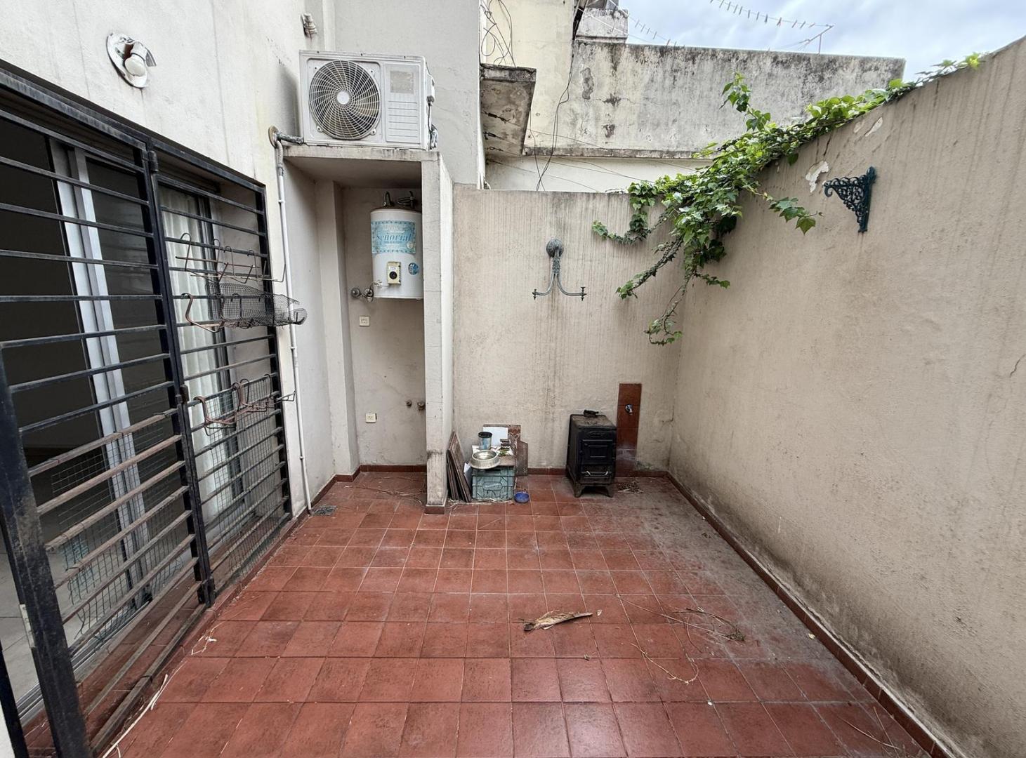 Foto de Departamento dos ambientes con PATIO. PB - PH - departamento en Wilde, imagen 4