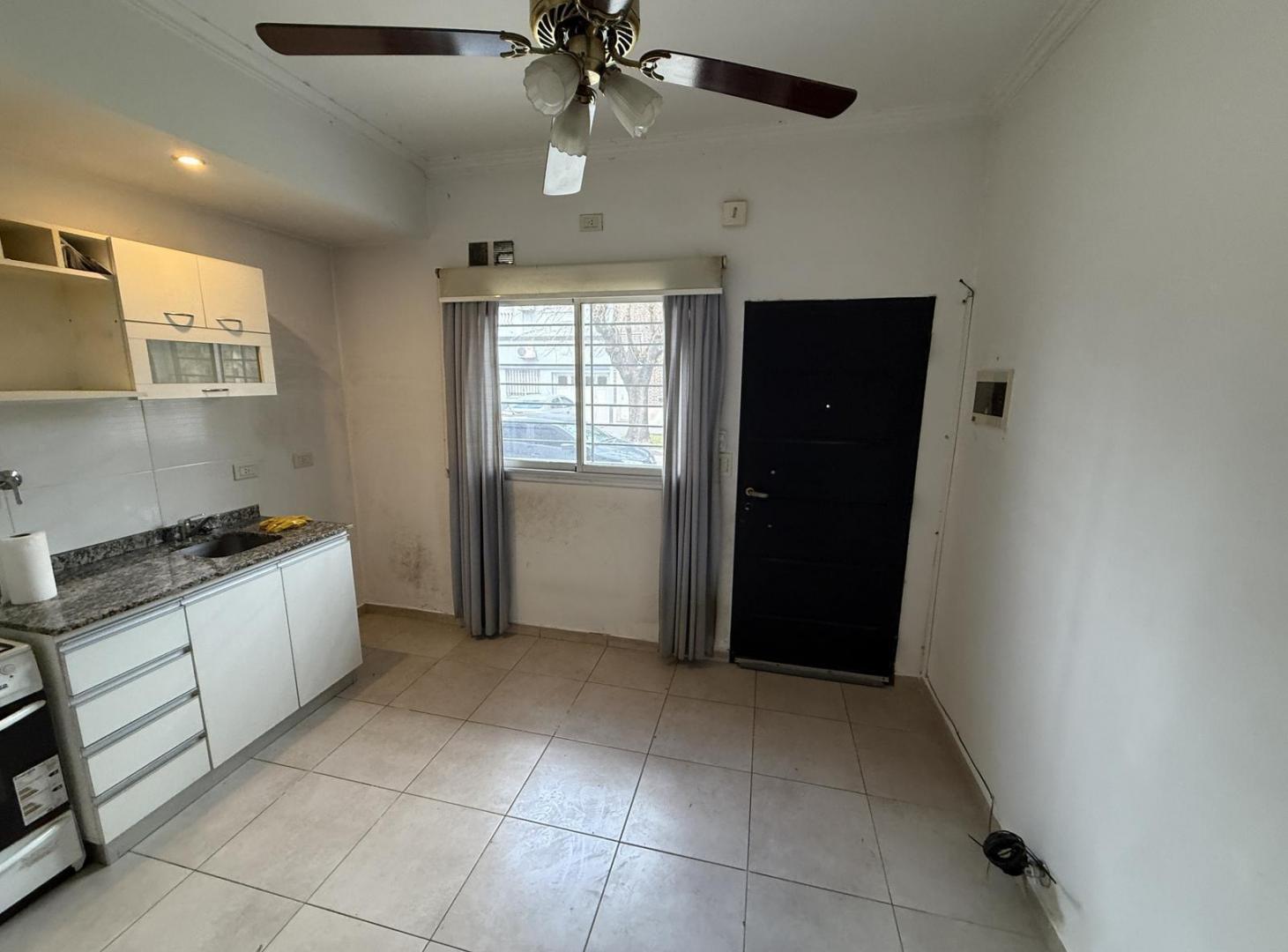 Foto de Departamento dos ambientes con PATIO. PB - PH - departamento en Wilde, imagen 2