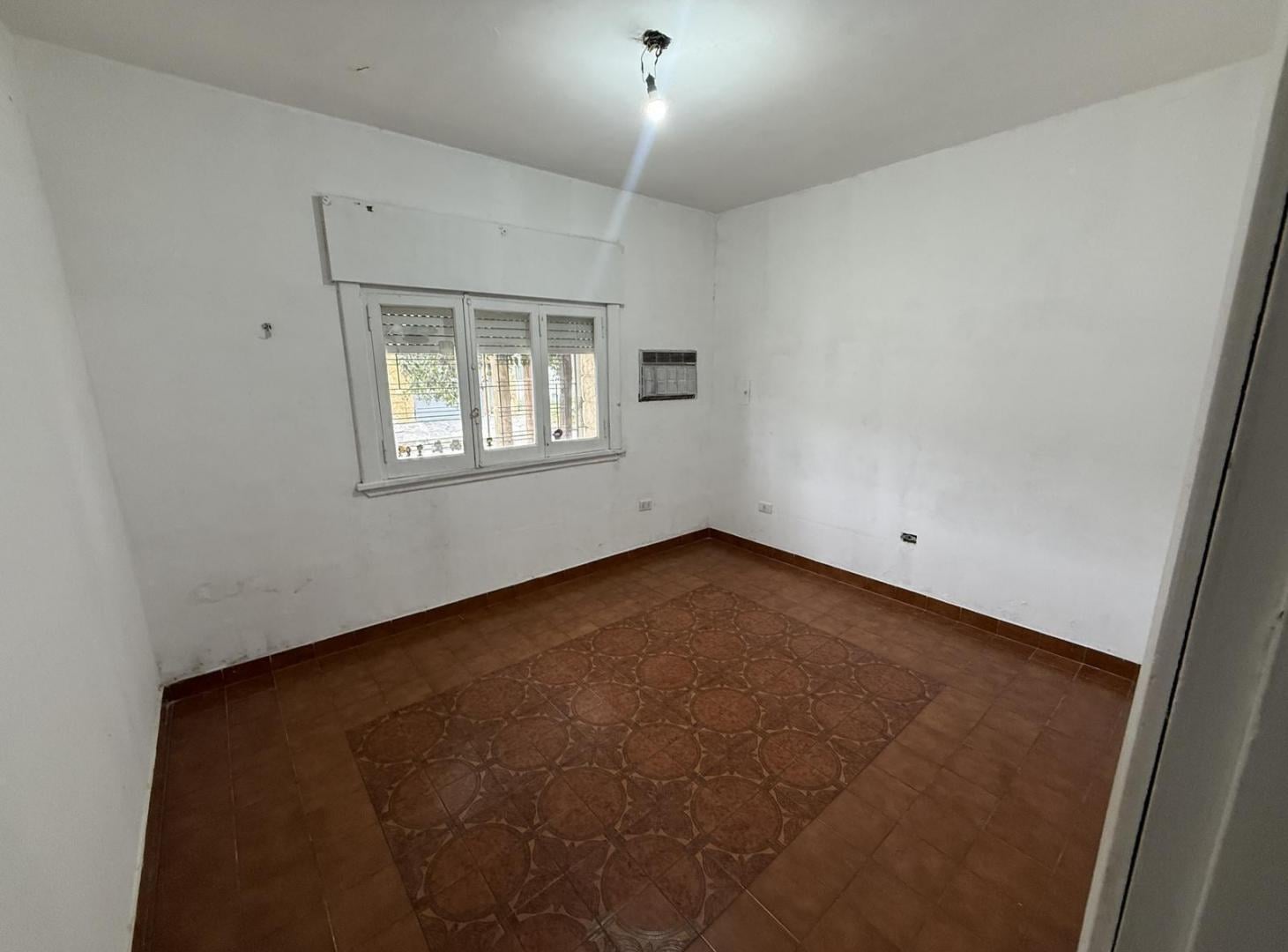 Foto de Casa 5 ambientes en ALQUILER con Cochera y Patio - en Villa Dominico, imagen 2