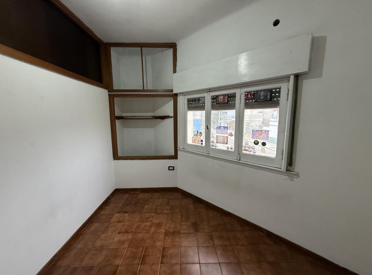 Foto de Casa 5 ambientes en ALQUILER con Cochera y Patio - en Villa Dominico, imagen 3