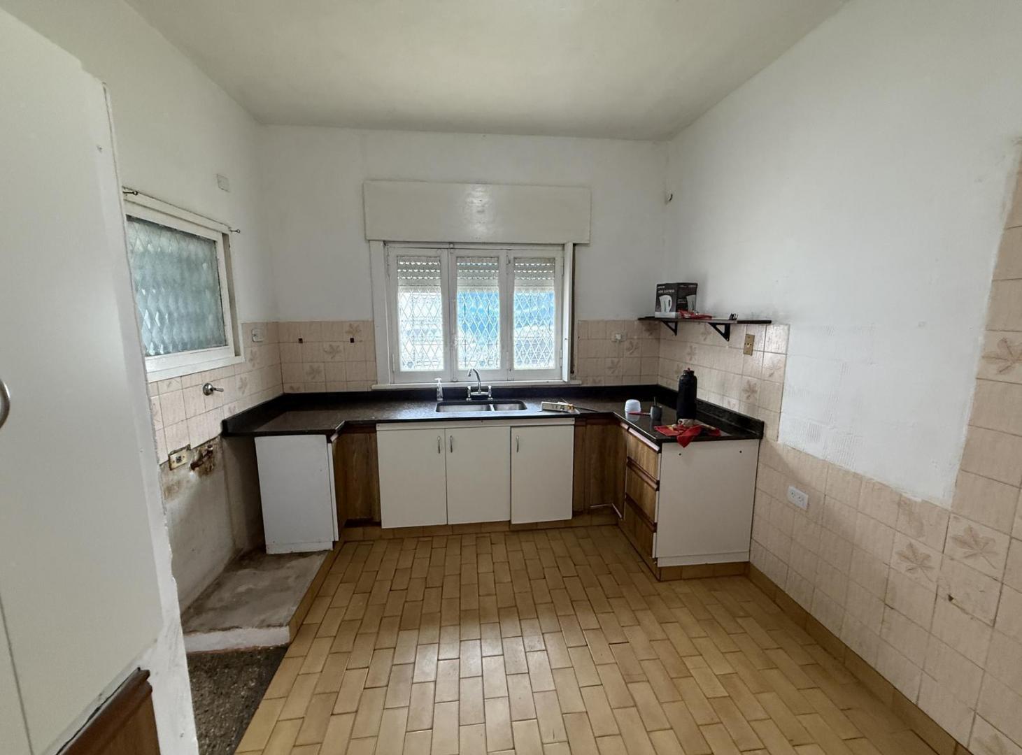 Foto de Casa 5 ambientes en ALQUILER con Cochera y Patio - en Villa Dominico, imagen 4