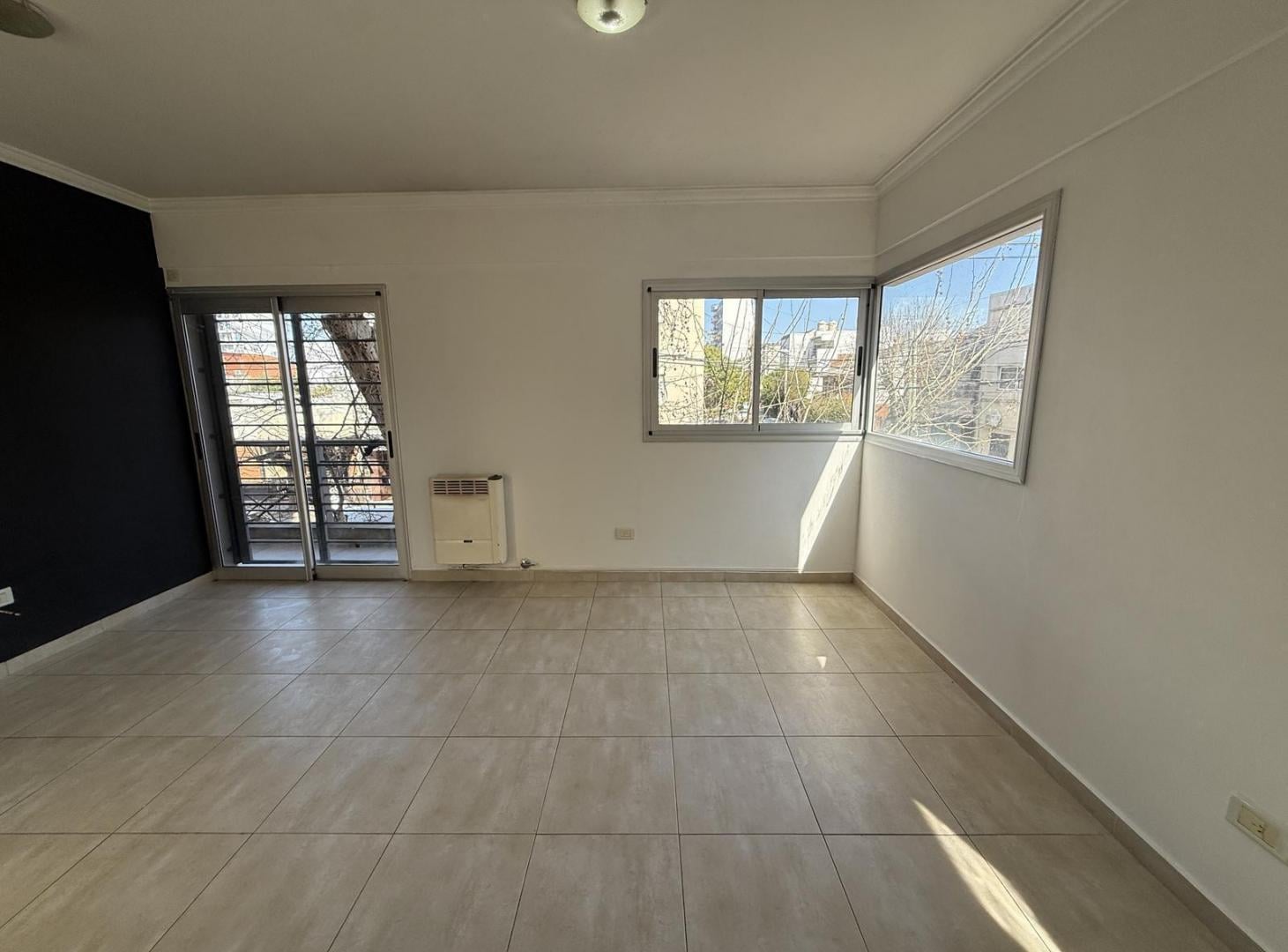 Foto de Departamento dos ambientes en ALQUILER con PATIO y BALCON en Wilde, imagen 2
