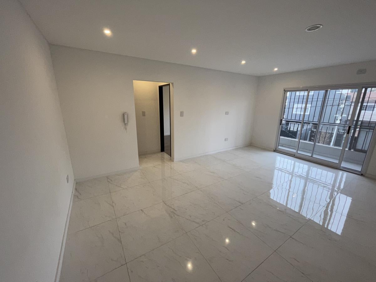 Foto de Departamento dos ambientes en ALQUILER - Sarandi, imagen 1