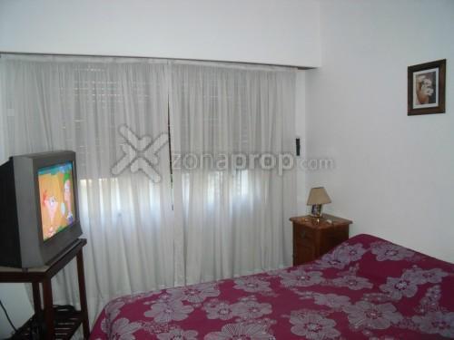 COMODA CASA DE 4 AMBIENTES Miguel De Cervantes Saavedra 100 - Adrogué