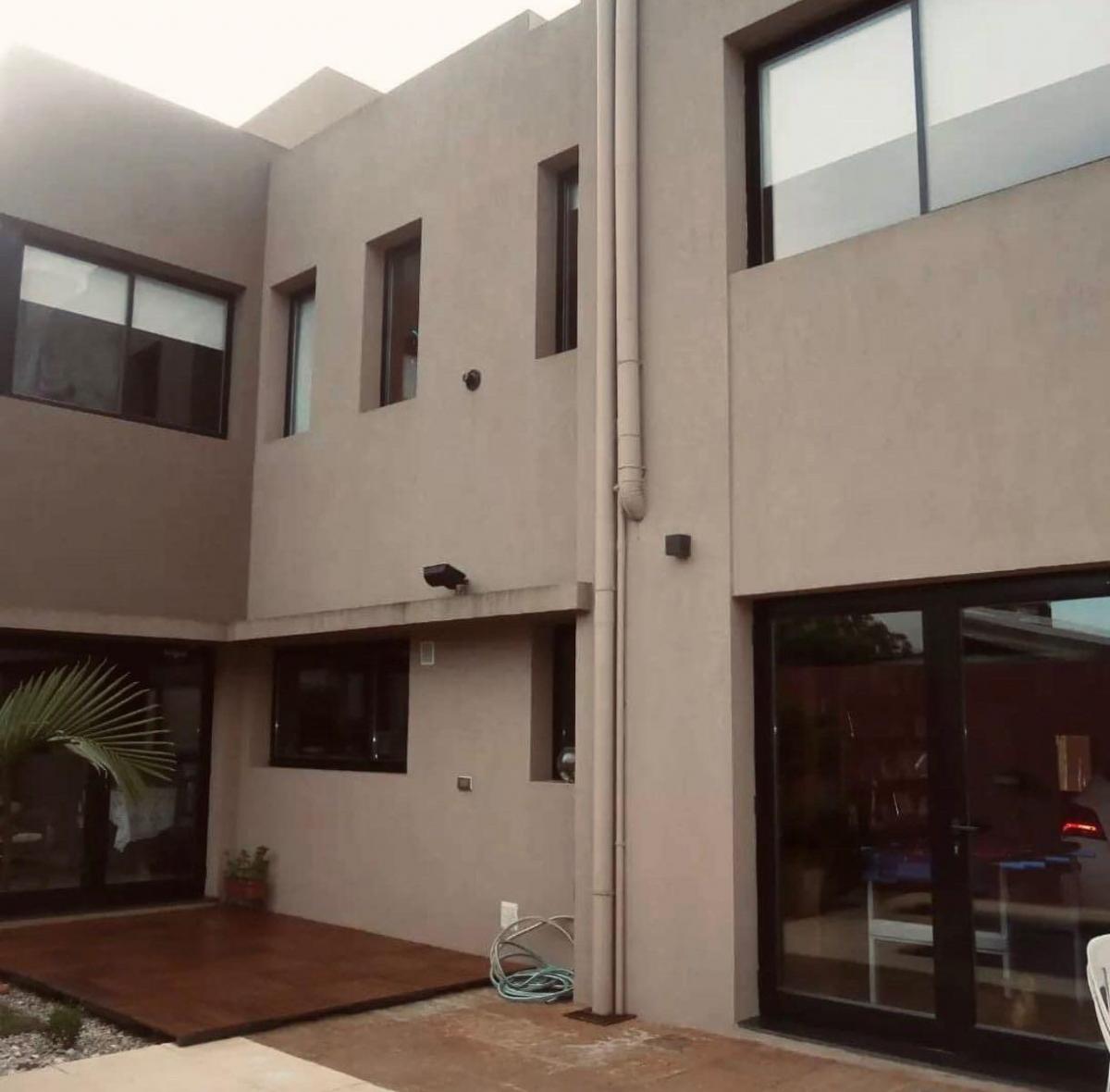 Hermosa Casa Moderna de 4 Amb. Acepta Permuta de Menor Valor! en Brandsen 1