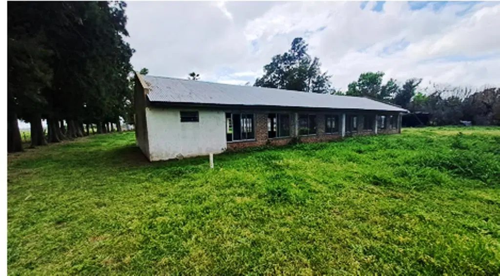 HERMOSA CASA IMPLANTADA EN UN GRAN LOTE 4