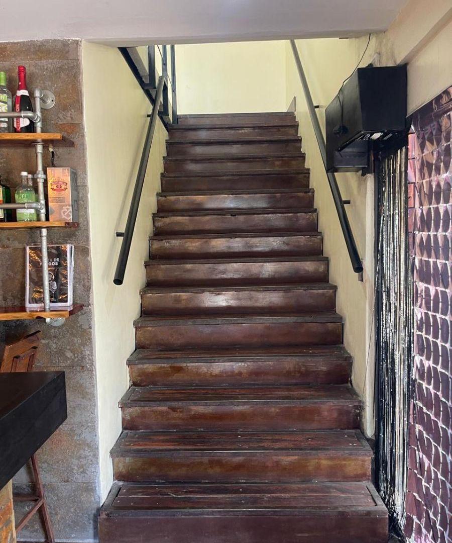 Foto de VENTA LOCAL ESCALADA EN EXCELENTE ESQUINA - AV. HIPÓLITO YRIGOYEN 6600, imagen 2