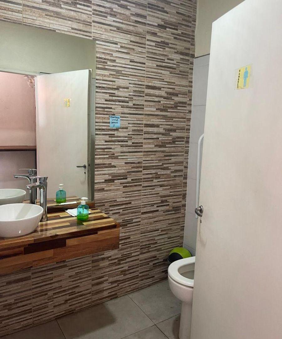 Foto de VENTA LOCAL ESCALADA EN EXCELENTE ESQUINA - AV. HIPÓLITO YRIGOYEN 6600, imagen 1
