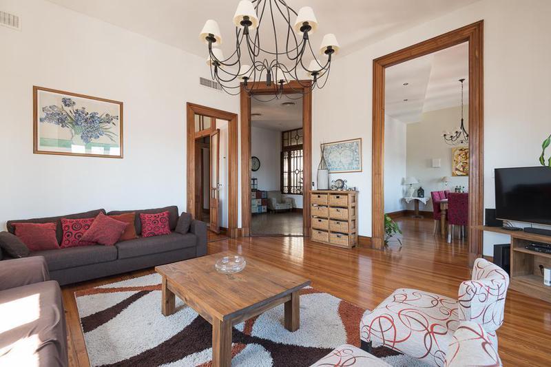 Semipiso Antiguo en Esquina, Reciclado, Impecables Detalles. Amplios y Luminosos Ambientes. 2