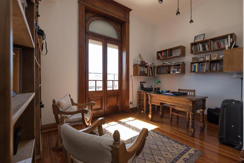 Semipiso Antiguo en Esquina, Reciclado, Impecables Detalles. Amplios y Luminosos Ambientes. 4