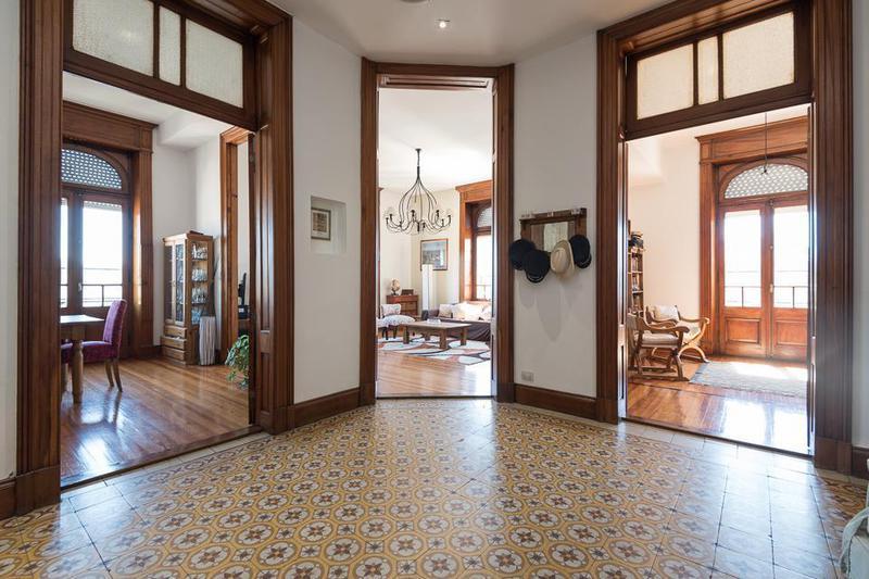 Semipiso Antiguo en Esquina, Reciclado, Impecables Detalles. Amplios y Luminosos Ambientes. 3