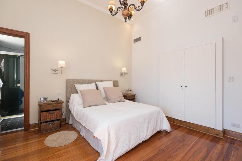 Semipiso Antiguo en Esquina, Reciclado, Impecables Detalles. Amplios y Luminosos Ambientes. 5