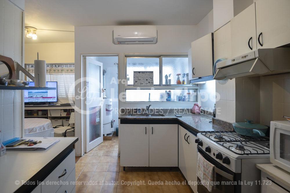 Excelente Departamento con Cochera, en Dos Plantas con Balcones y Terraza. 3