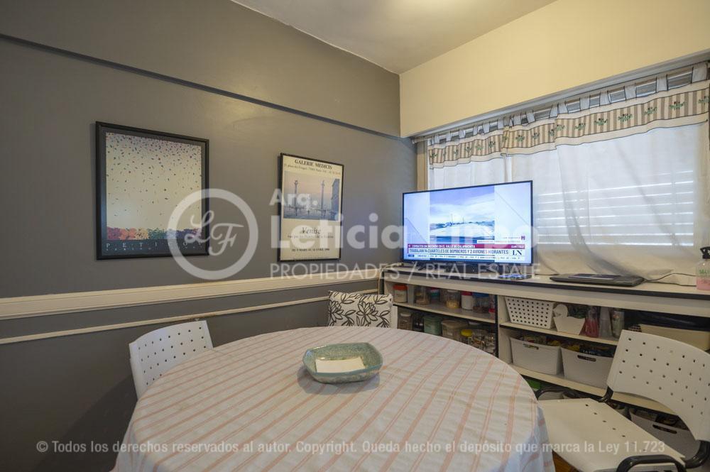 Excelente Departamento con Cochera, en Dos Plantas con Balcones y Terraza. 2
