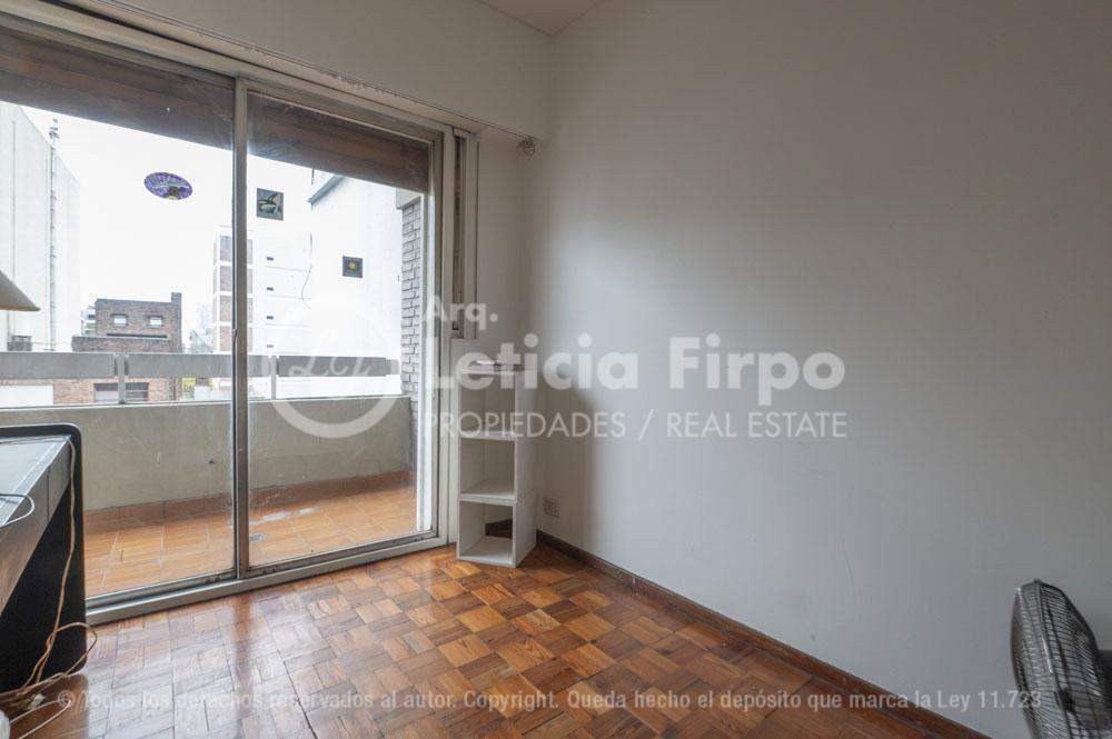 Excelente Departamento con Cochera, en Dos Plantas con Balcones y Terraza. 2
