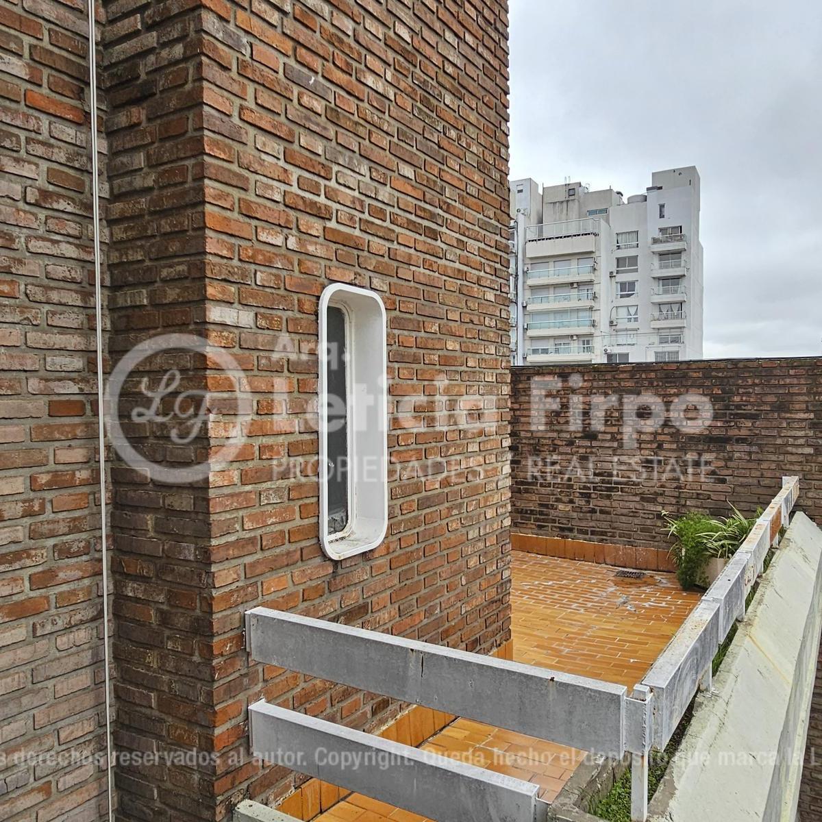 Excelente Departamento con Cochera, en Dos Plantas con Balcones y Terraza. 5