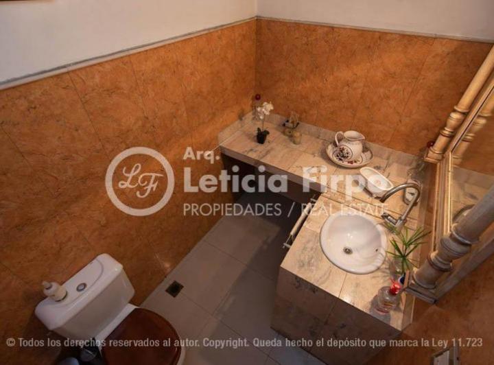 Hermosa casa Integramente reciclada, con patio y terrazas. (Acepta prop. en forma de pago) 2