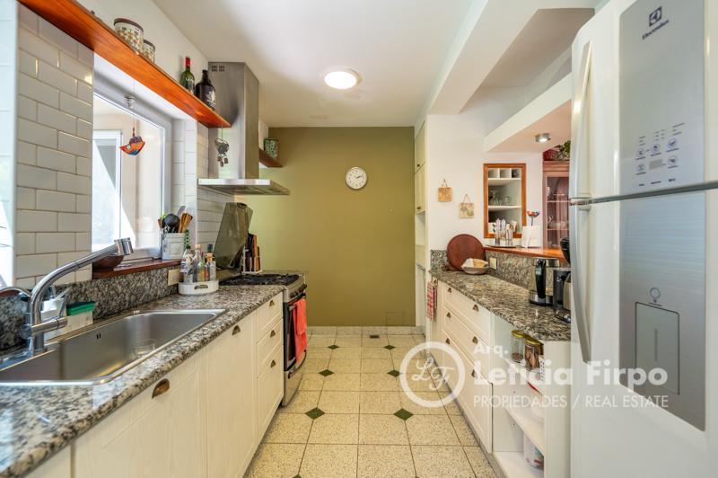 Hermosa Casa de estílo, integramente reciclada con patios y terraza.