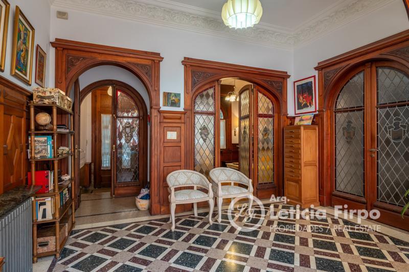 Hermosa Casa de estílo, integramente reciclada con patios y terraza.