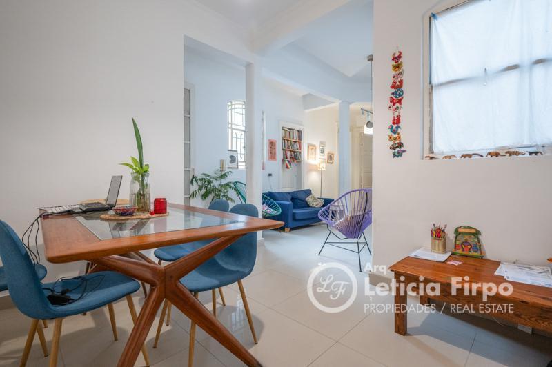 Departamento antiguo, reciclado, en excelente ubicación.